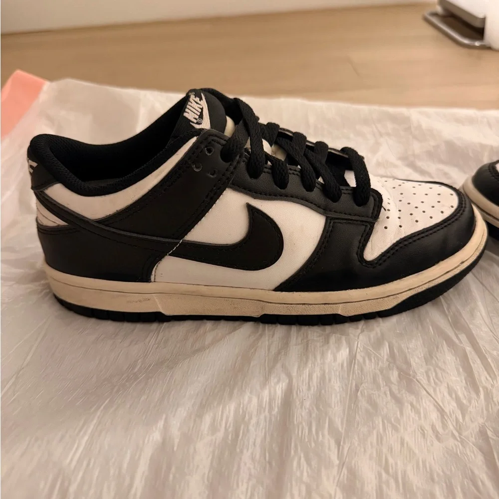 Nike Kids Black and White Low-Top Sneakers (Panda)